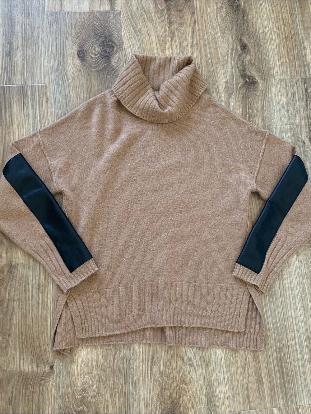 Brochu Walker Sz M Cashmere Turtleneck Sweater with Leather Sleeve Patches Camel